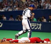 本塁を狙った梵は捕手谷繁にブロックされアウトとなる（撮影・清水貴仁）