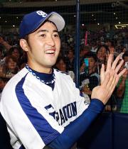 開幕９連勝を飾った川井は、両手で「９」を作り喜ぶ（撮影・清水貴仁）