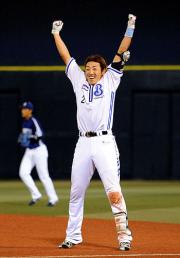 内川は遊撃サヨナラ安打を放ち両手を上げ大喜び（撮影・山崎哲司）