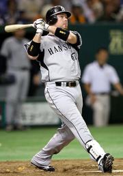 右越えに勝ち越しの３点本塁打を放つブラゼル（撮影・宇治久裕）