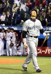 金本は捕邪飛に倒れ、痛恨の表情でベンチへ引き揚げる（撮影・加藤哉）