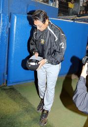 真弓監督は、グラウンドに向かって一礼して引き揚げる(撮影・加藤哉)