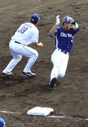 中越え適時三塁打を放ち、三塁に滑り込む藤井（撮影・福岡吉央）