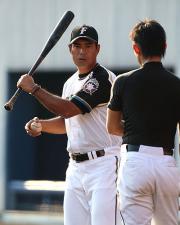 尾崎(右)に打撃指導をする田中2軍打撃コーチ(撮影・長島一浩)