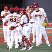 楽天の選手たちは笑顔でハイタッチを交わす(撮影・宇治久裕)