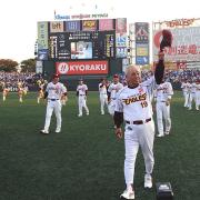 野村監督は場内を１周し、満員のスタンドに帽子を振る（撮影・柴田隆二）