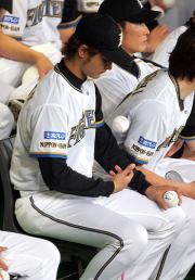 ベンチでサインボールを手にするダルビッシュ（撮影・加藤哉）