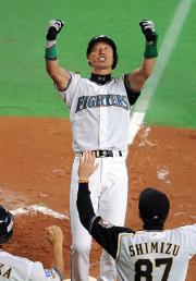 森本（中央）は２点本塁打を放ちガッツポーズで生還する（撮影・小沢裕）
