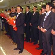 宮崎空港で花束をもらい激励を受ける野村監督（撮影・倉掛優一）