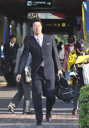 秋季キャンプで高知空港に到着した狩野(撮影・河南真一)