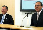 会談を終え笑顔で会見する岡田監督(右)と宮内オーナー(撮影・柏原誠)