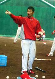 選手に交じってボール拾いの手伝いをする緒方コーチ(撮影・倉掛優一)