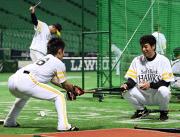 下半身の使い方を本多に指導する秋山監督(撮影・藤尾明華)