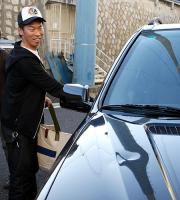 へこんだボンネットにあ然とする山井大介(撮影・清水貴仁)