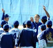 落合監督はノックを受けていた選手を集めて話をする(撮影・清水貴仁)