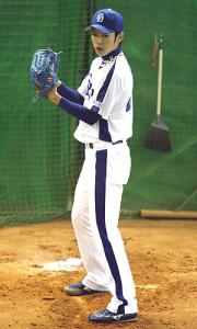 浅尾はひざを曲げない状態から投げ込むフォームに修正(撮影・清水貴仁)