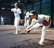 右から大場、岩崎、巽はブルペンに入り投球をする（撮影・今浪浩三）