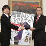 岡田監督(右)は橋下知事にポスターと帽子をプレゼント(撮影・岡潤一)