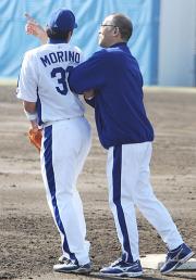 森野は落合監督と会話の途中で背中を押される（撮影・清水貴仁）