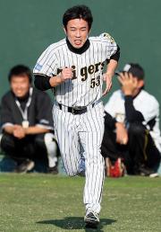 鳴尾浜球場の外野で勢いよくダッシュを繰り返す赤星（撮影・田崎高広）