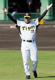 両手を広げ、バンザイポーズの真弓監督（撮影・河南真一）