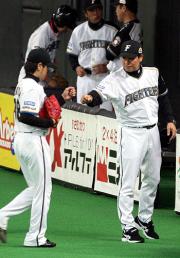 降板となった武田勝をグータッチで迎える梨田監督（撮影・浅見桂子）