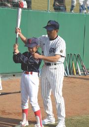 名球会野球教室で指導する広島・野村監督（撮影・高垣誠）