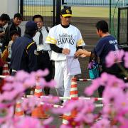 2軍視察後、ファンからプレゼントを贈られる秋山監督(撮影・今浪浩三)