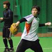 09年、杉内(左)と自主トレをする阪神・岩田(共同)