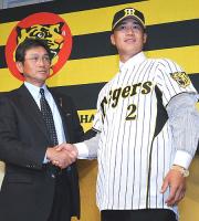 真弓監督（左）は城島とガッチリと握手を交わす（撮影・上田博志）