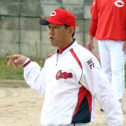 再開した秋季練習で精力的に動く野村監督(撮影・佐藤貴洋)
