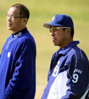 井上打撃コーチは落合監督（左）とともに練習をみる（撮影・清水貴仁）