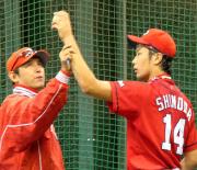 山内投手コーチ（左）から指導を受ける篠田（撮影・佐藤貴洋）