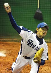 チェンジアップを投げる中田（撮影・清水貴仁）
