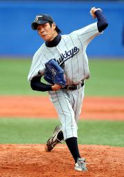 佛教大・大野雄の力強い投球フォーム(撮影・山崎哲司)