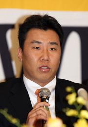 入団会見を行う李机浩(撮影・藤尾明華)