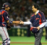 始球式を終え、銀仁朗からボールをもらう鳩山首相（撮影・野上伸悟）