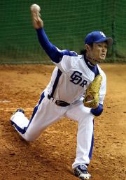 秋季Ｃ最終日、中田は２００球を超える投げ込みを行う（撮影・清水貴仁）