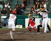 上野から左中間に適時二塁打を放つ新井（撮影・宮崎幸一）