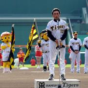 来年は甲子園でCSをやりたいとあいさつした真弓監督(撮影・河南真一)