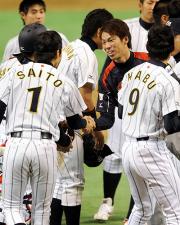 前田健(中央右)は笑顔で早大・斎藤と握手を交わした(撮影・松本俊)