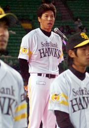 ファンへあいさつをする秋山幸二監督（中央）（撮影・倉掛優一）