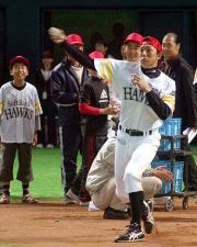 ファンとストラッグアウトを楽しむ川崎（撮影・倉掛優一）