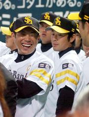 ファン感謝の集いでナインと談笑する小久保（左）（撮影・倉掛優一）