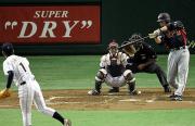 1回裏、斎藤から先制の右前適時打を放つ新井(撮影・蔦林史峰)