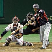 7回裏、中前打を放つ大和(撮影・蔦林史峰)
