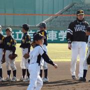 野球教室で守備の指導をする松田（撮影・倉成孝史）