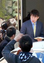 講演を終えた新井は大勢のファン囲まれ、引き揚げる(撮影・宮崎幸一)