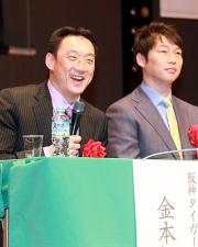 金本は講演会でマイクを手に軽快なトーク。右は新井（撮影・宮崎幸一）
