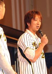 ファンとの集いであいさつする藤川（右）（撮影・渦原淳）